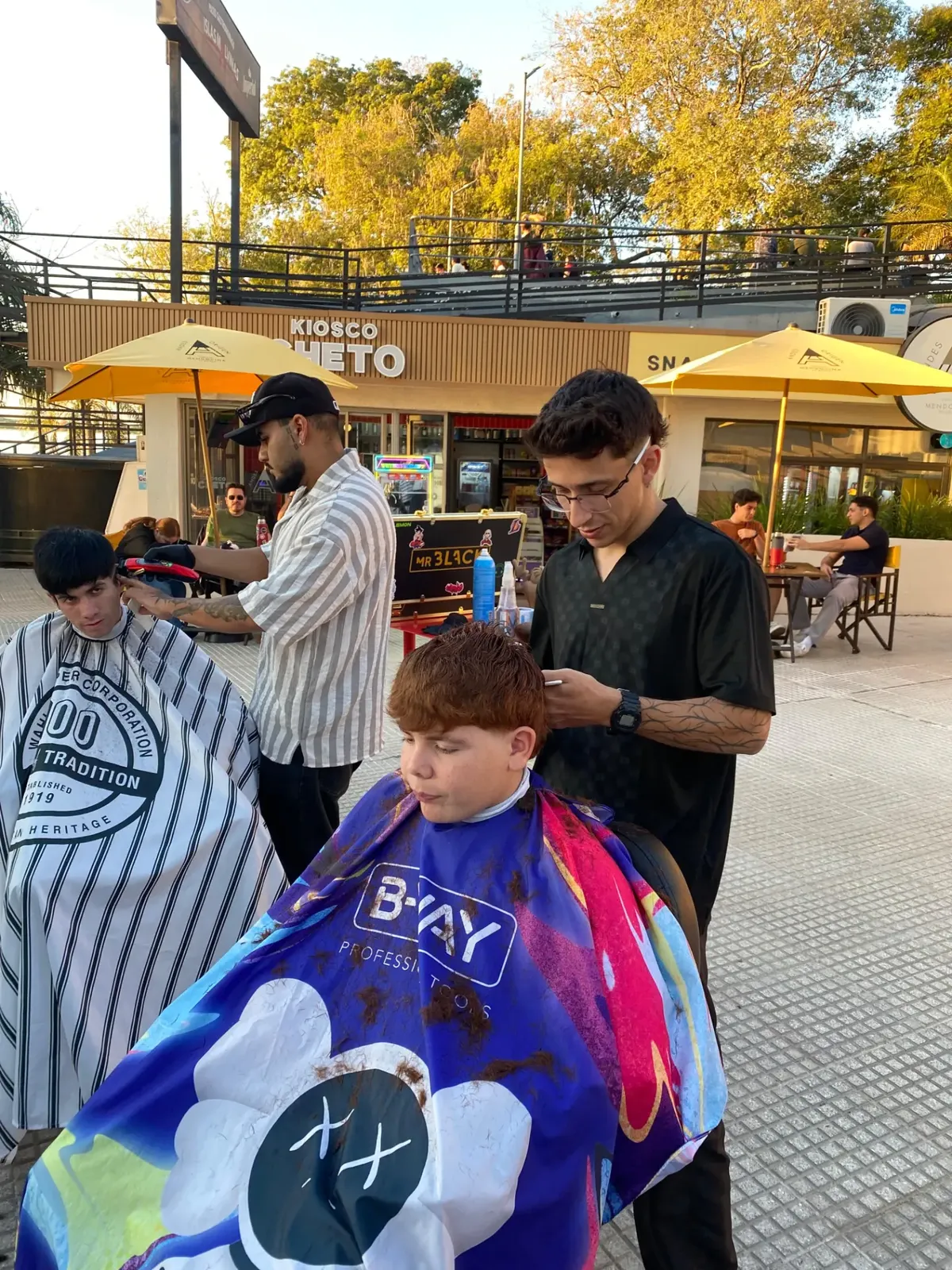 Charlie's Studio atendiendo clientes en un evento a cielo abierto