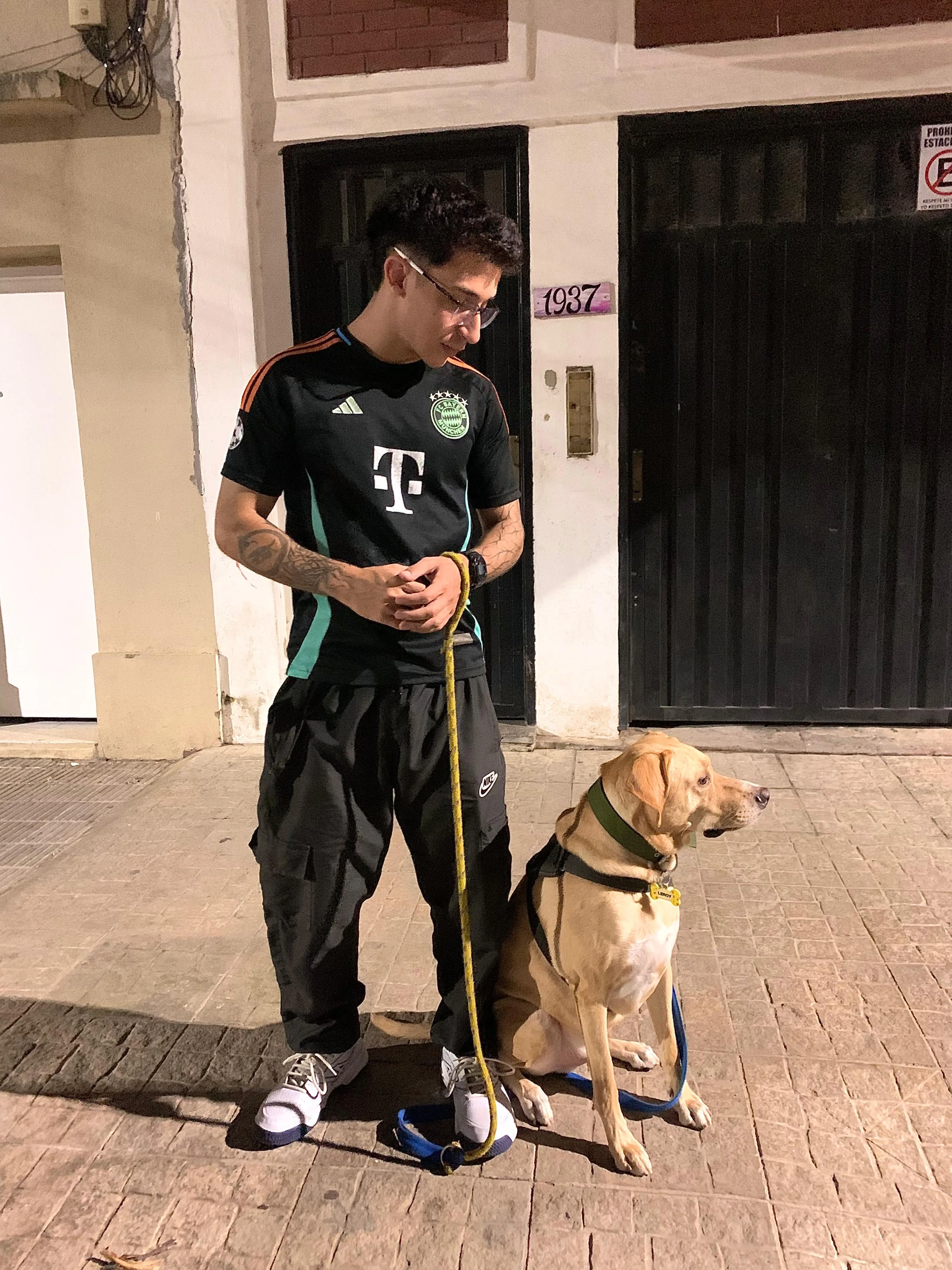 Leroy sentado junto a Charlie frente a la barbería